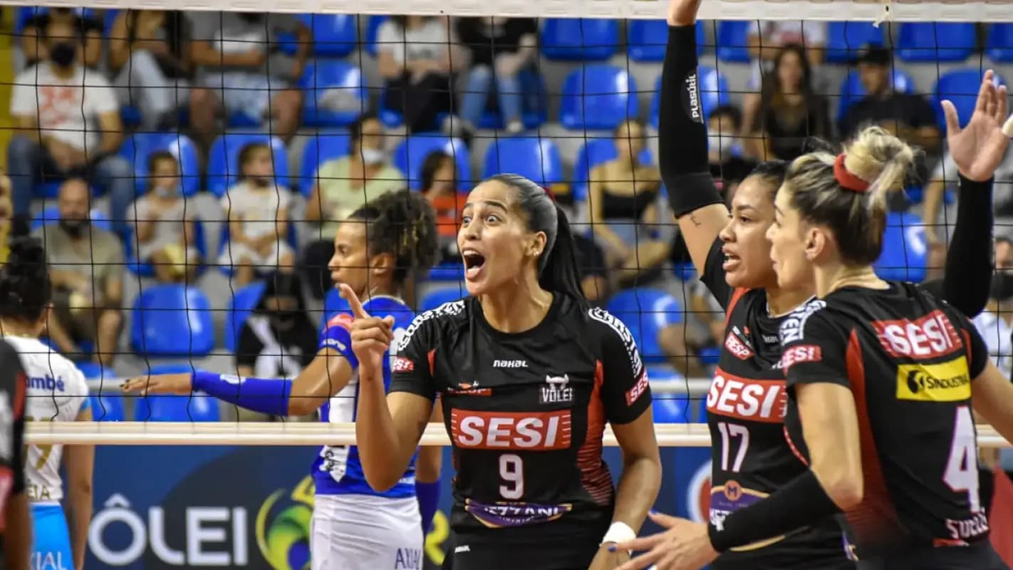 Jogadoras do Sesi-Bauru comemoram ponto durante partida de vôlei
