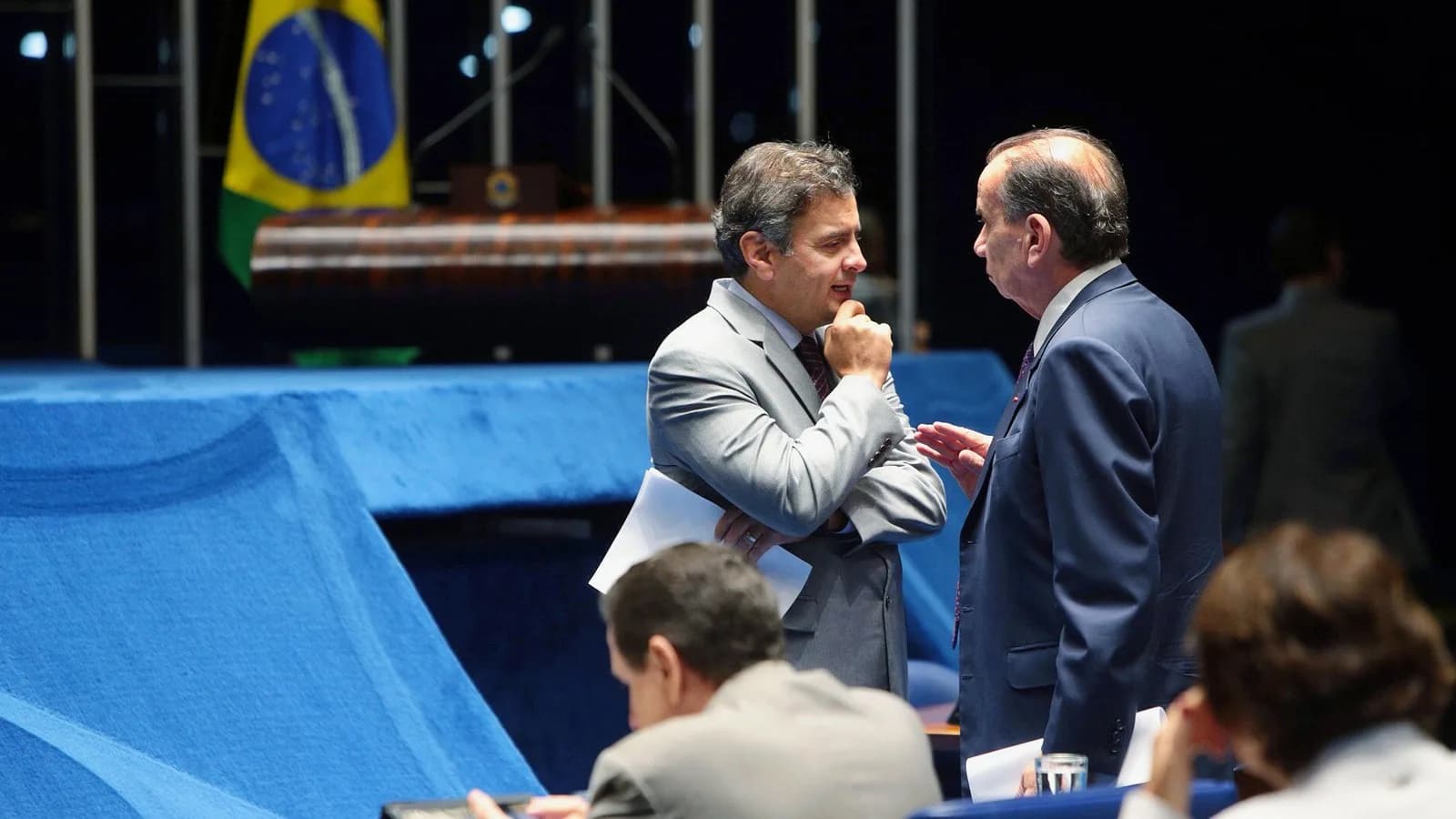 Aécio Neves conversa com outro senador no plenário do Senado