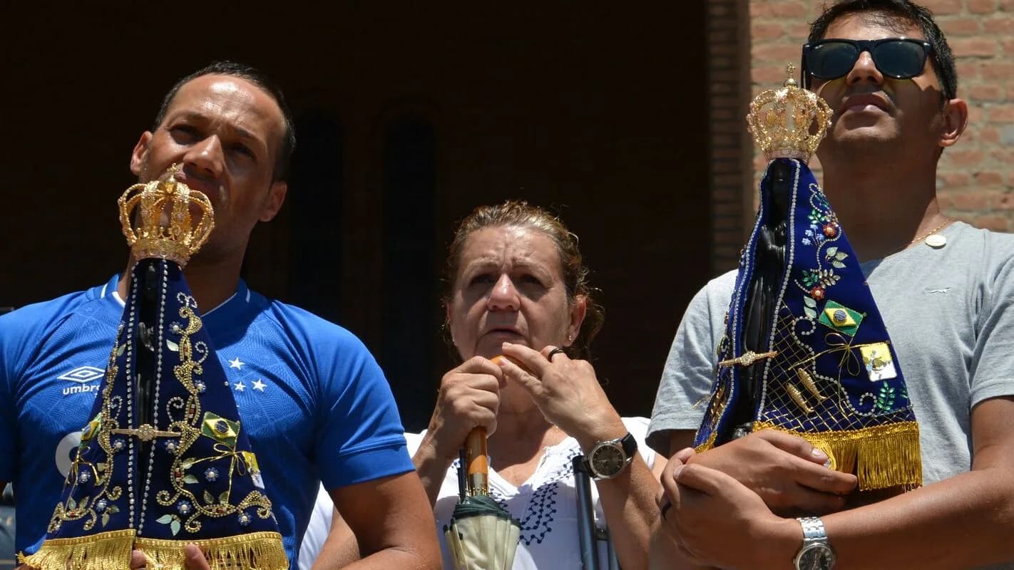Fiéis seguram imagem de Nossa Senhora Aparecida em santuário no Dia da Padroeira (foto de arquivo)
