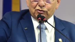 O deputado estadual Adriano Galdino discursa em microfone durante evento institucional