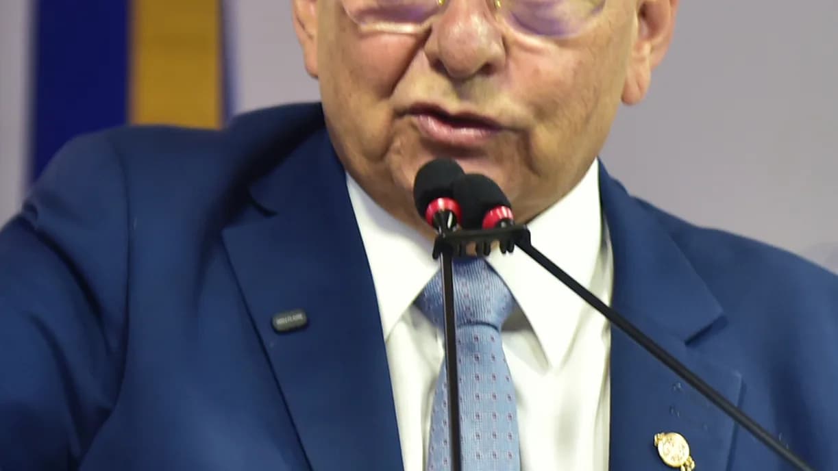 O deputado estadual Adriano Galdino discursa em microfone durante evento institucional