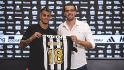 Reinier, meia do Atlético-MG, ao lado de dirigente do clube em sua apresentação oficial, em foto de arquivo de agosto de 2025