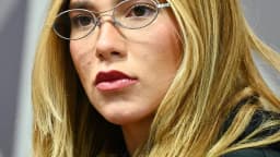 Virginia Fonseca em close, de óculos e cabelo loiro solto