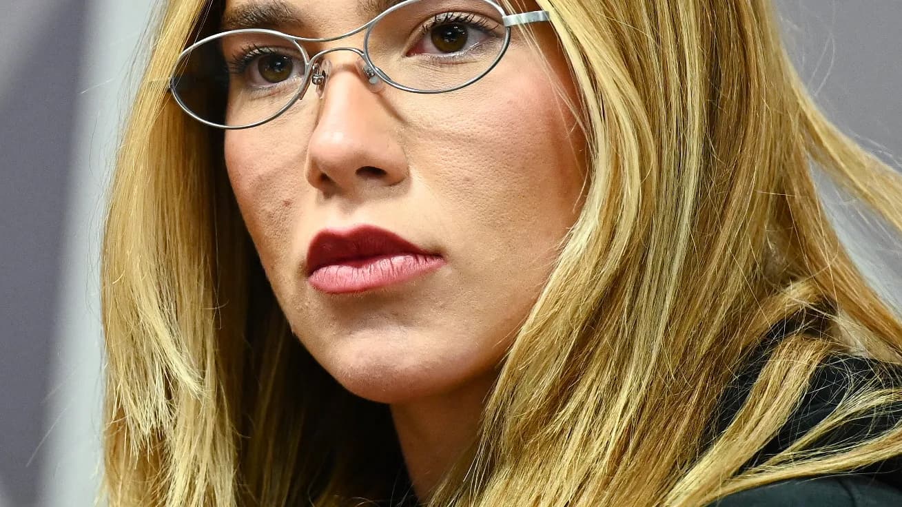 Virginia Fonseca em close, de óculos e cabelo loiro solto