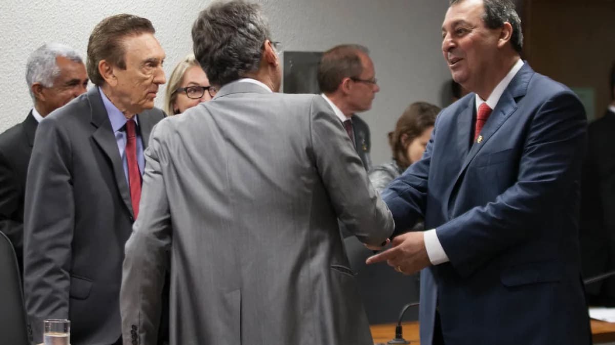 O senador Omar Aziz cumprimenta colegas parlamentares em sessão no Senado Federal