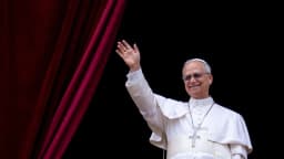 O papa Leão XIV acena durante cerimônia oficial