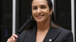 Deputada Roberta Roma discursa em plenário da Câmara dos Deputados