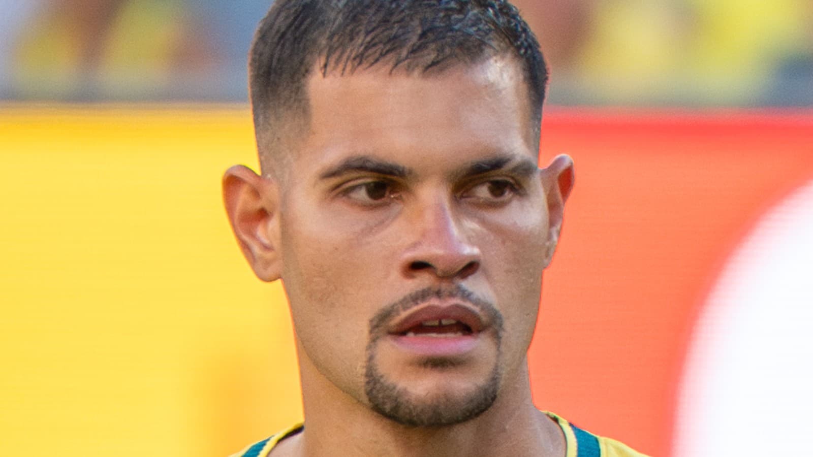 Bruno Guimarães com a camisa 8 da seleção brasileira durante jogo contra o Marrocos
