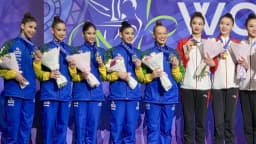 Ginastas do conjunto brasileiro de ginástica rítmica seguram medalhas no pódio