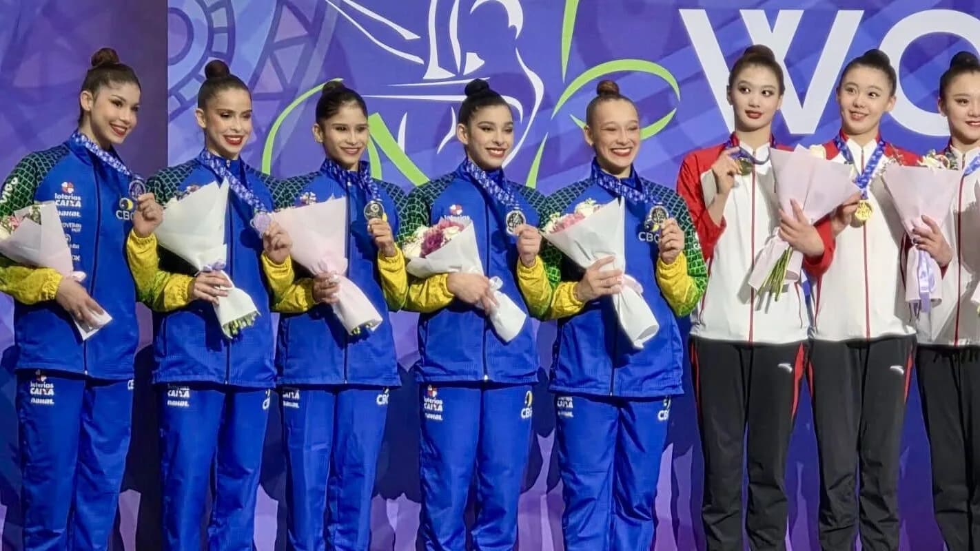 Ginastas do conjunto brasileiro de ginástica rítmica seguram medalhas no pódio