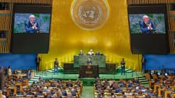 Lula discursa na tribuna da Assembleia Geral da ONU em Nova York, com telões mostrando o presidente e o plenário lotado