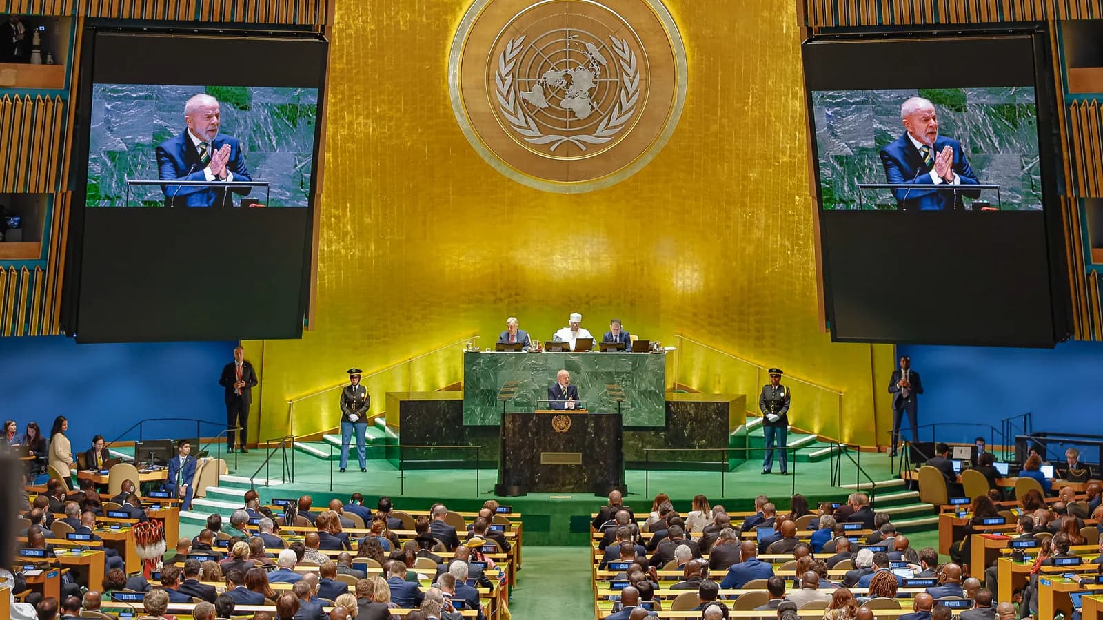 Lula discursa na tribuna da Assembleia Geral da ONU em Nova York, com telões mostrando o presidente e o plenário lotado