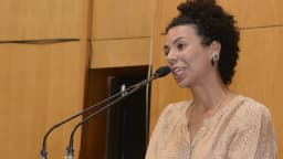 Áurea Carolina discursa ao microfone em evento