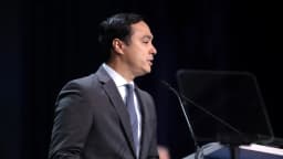 O deputado democrata Joaquin Castro discursa ao microfone em convenção do Partido Democrata