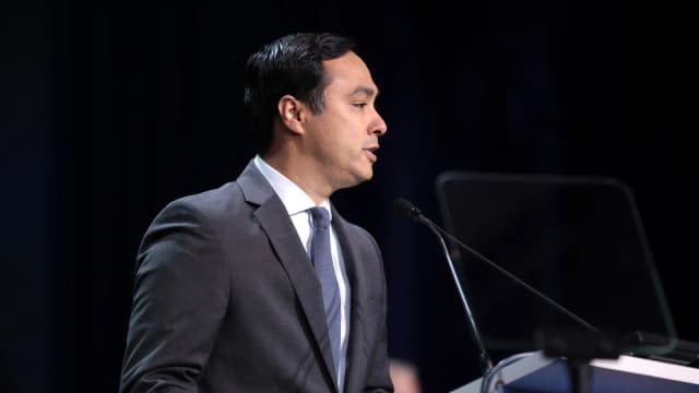 O deputado democrata Joaquin Castro discursa ao microfone em convenção do Partido Democrata