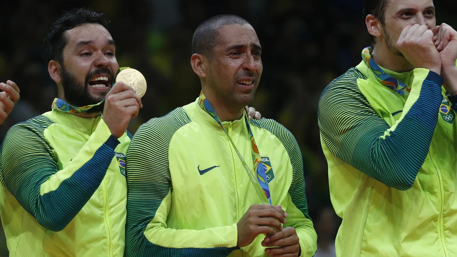 Jogadores da seleção brasileira de vôlei masculino comemoram com medalhas de ouro no pódio, foto de arquivo dos Jogos Rio 2016