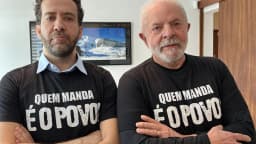 André Janones e Lula lado a lado vestindo camisetas com a frase Quem manda é o povo