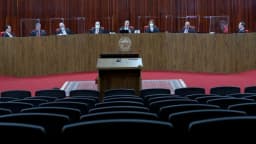 Sessão plenária do Tribunal Superior Eleitoral, com ministros nas cadeiras do plenário