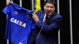 Deputado segura camisa oficial do Cruzeiro em homenagem ao estado de Minas Gerais na Câmara dos Deputados