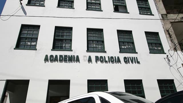 Fachada da Academia da Polícia Civil da Bahia (ACADEPOL), em Salvador, com viatura estacionada em frente