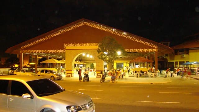 Rua à noite em Macapá (AP), com prédio histórico iluminado ao fundo