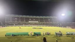 Estádio lotado durante partida do Brasileirão 2026, com jogadores reunidos no campo antes da bola rolar
