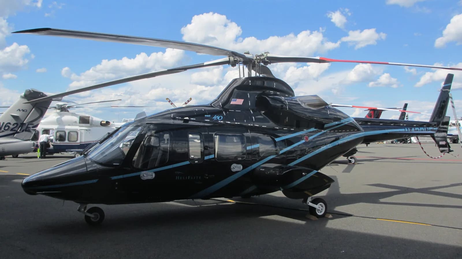 Helicóptero modelo Bell 430 estacionado em pátio, mesmo modelo da aeronave envolvida no acidente com o cantor Rick