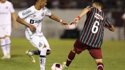 Jogadores de Santos e Fluminense disputam bola em partida das categorias de base