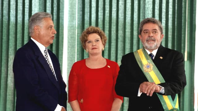 Luiz Inácio Lula da Silva usa a faixa presidencial ao lado de autoridades (foto de arquivo)