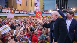 Lula acena para multidão em ato de campanha em Minas Gerais