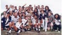 Time feminino do Vasco da Gama comemora título com troféu em campo, foto de arquivo de 1998