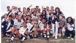 Time feminino do Vasco da Gama comemora título com troféu em campo, foto de arquivo de 1998