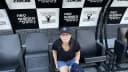 Torcedora sentada na arquibancada da Neo Química Arena, estádio do Corinthians