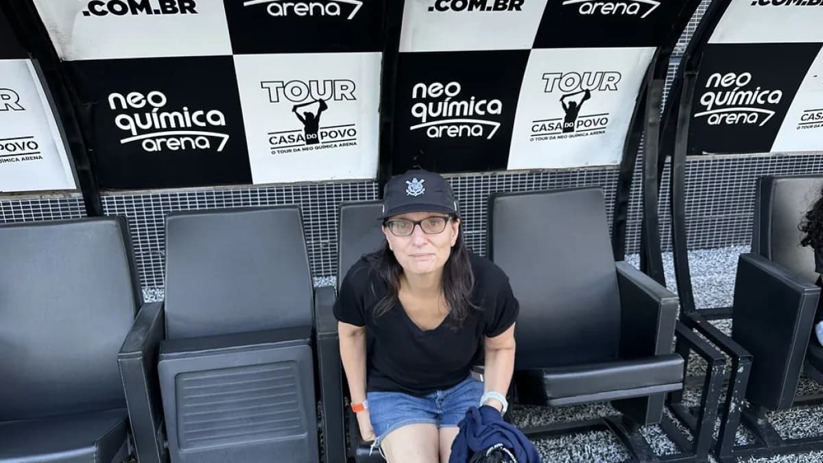 Torcedora sentada na arquibancada da Neo Química Arena, estádio do Corinthians
