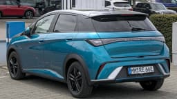 BYD Dolphin azul estacionado em via pública