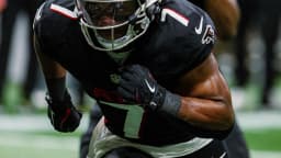 Bijan Robinson corre com a bola pelo Atlanta Falcons