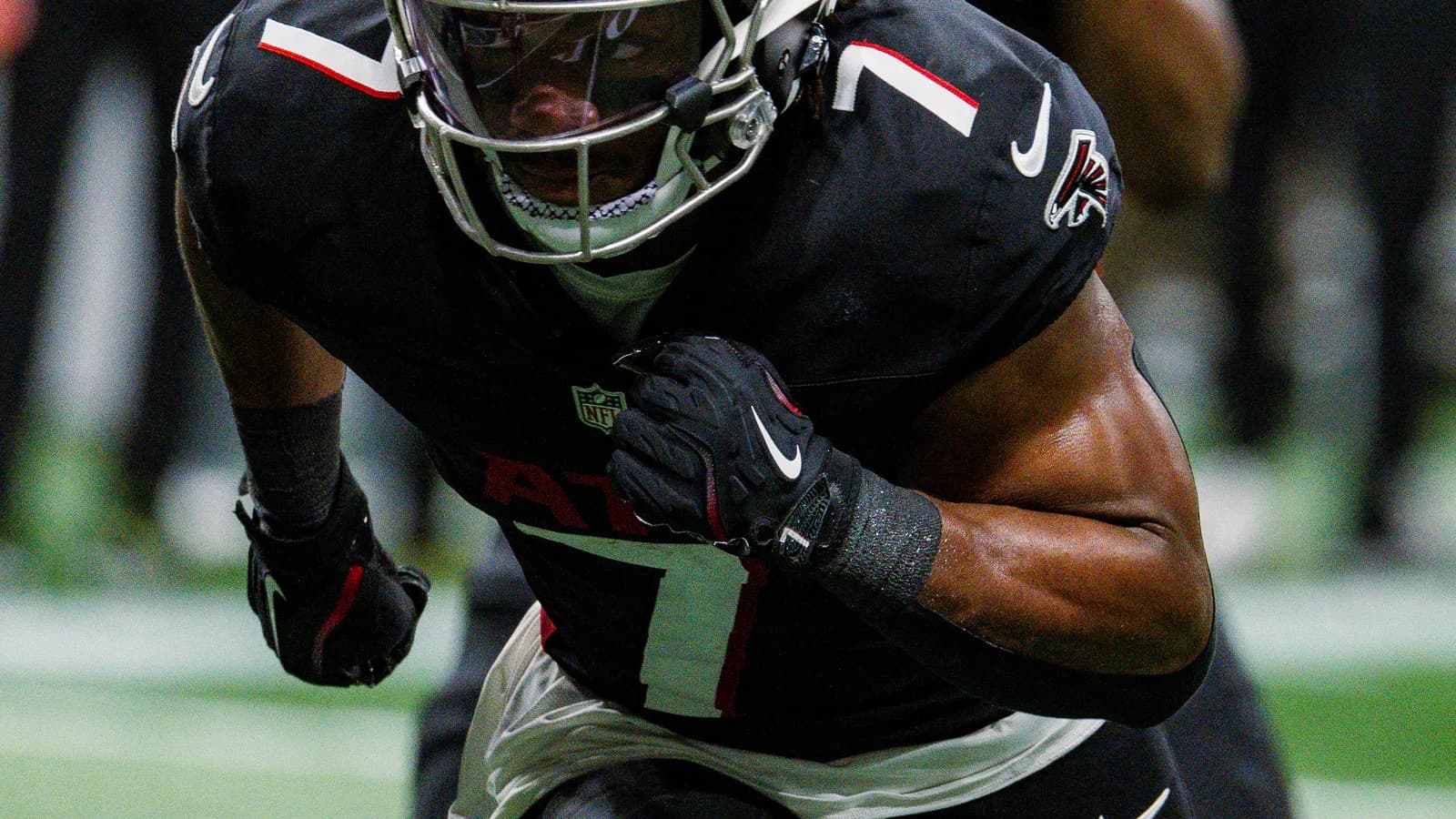 Bijan Robinson corre com a bola pelo Atlanta Falcons