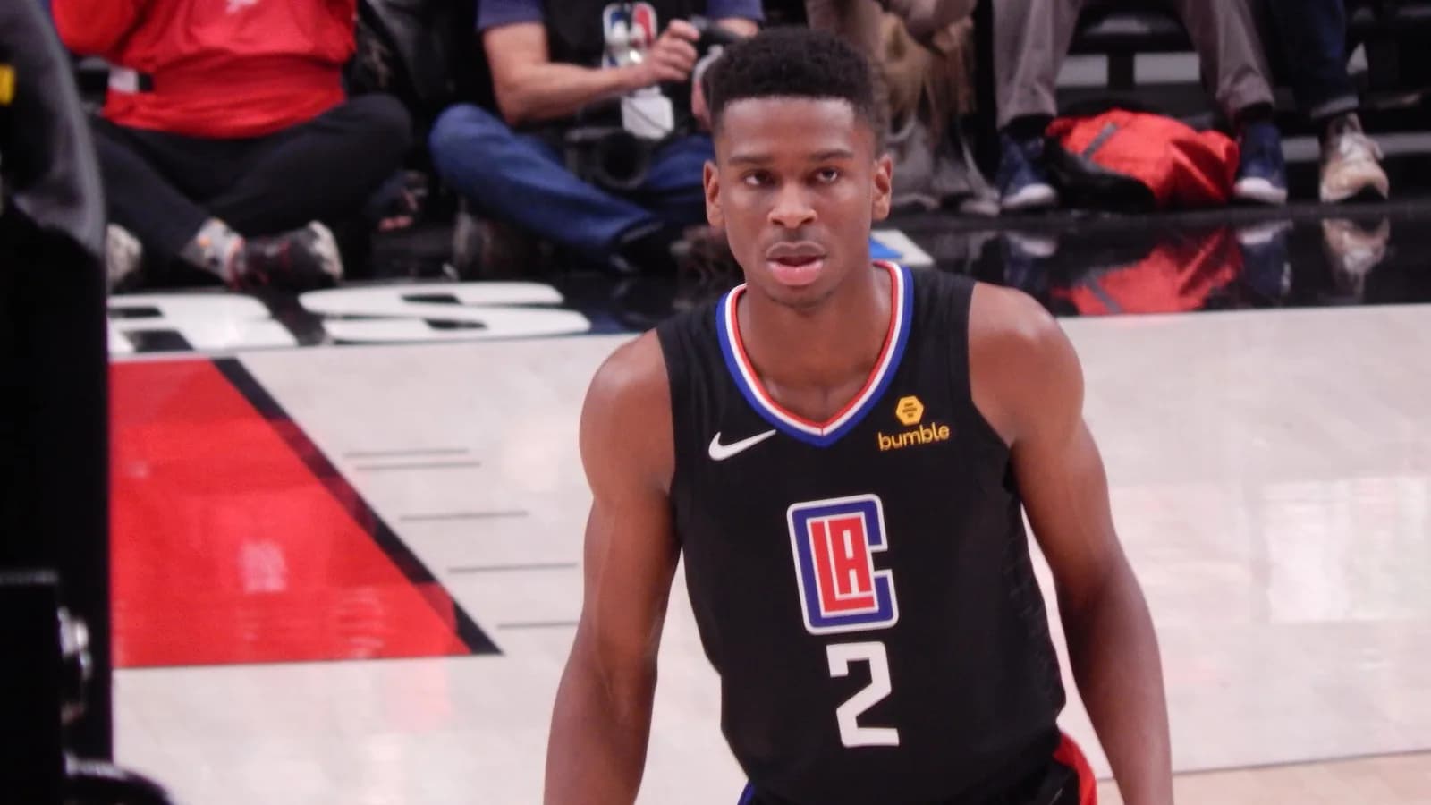 Shai Gilgeous-Alexander em quadra durante jogo da NBA