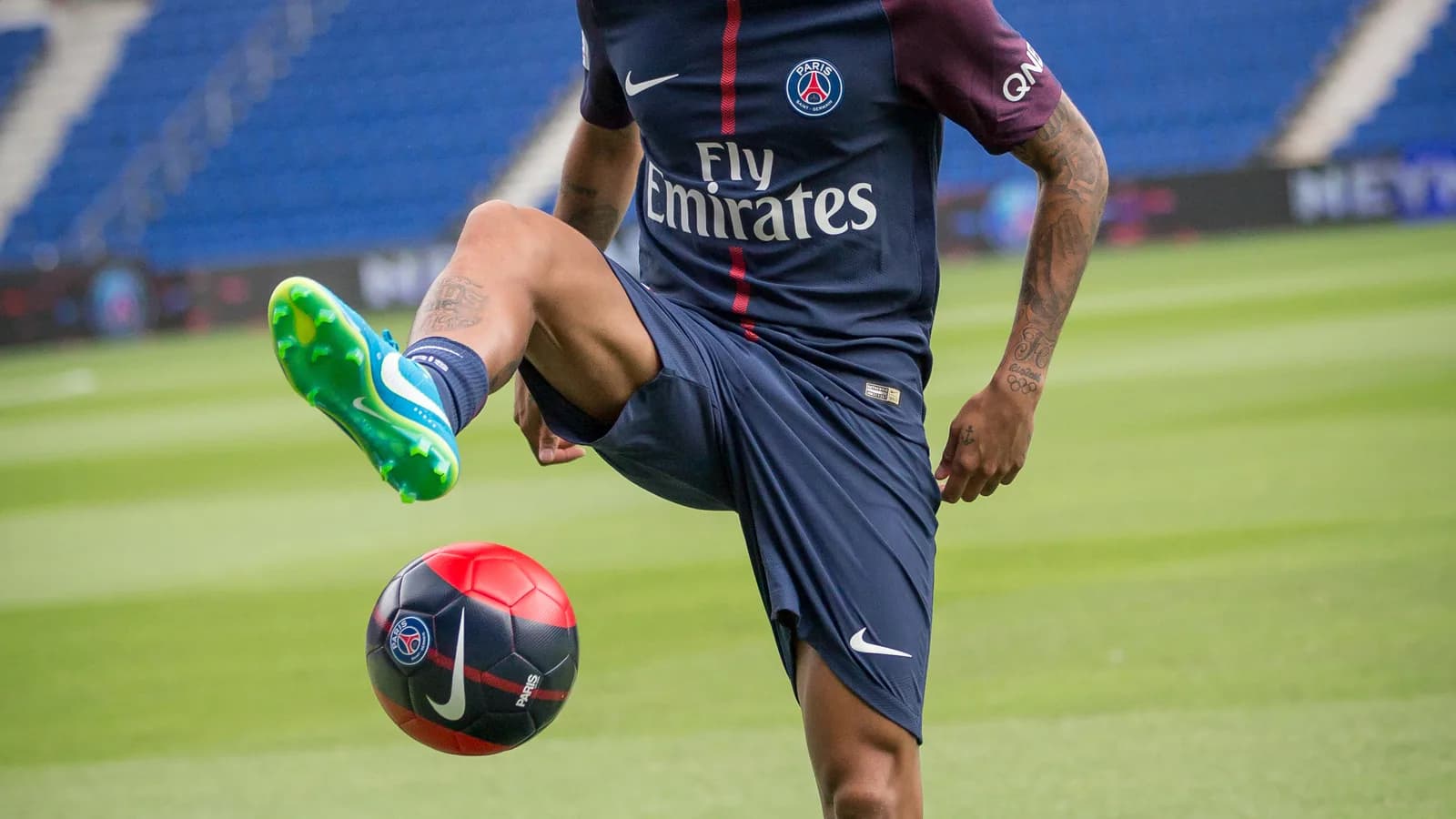 Neymar em evento de apresentação, com a bola no pé; imagem de arquivo, não é do encontro com o fã
