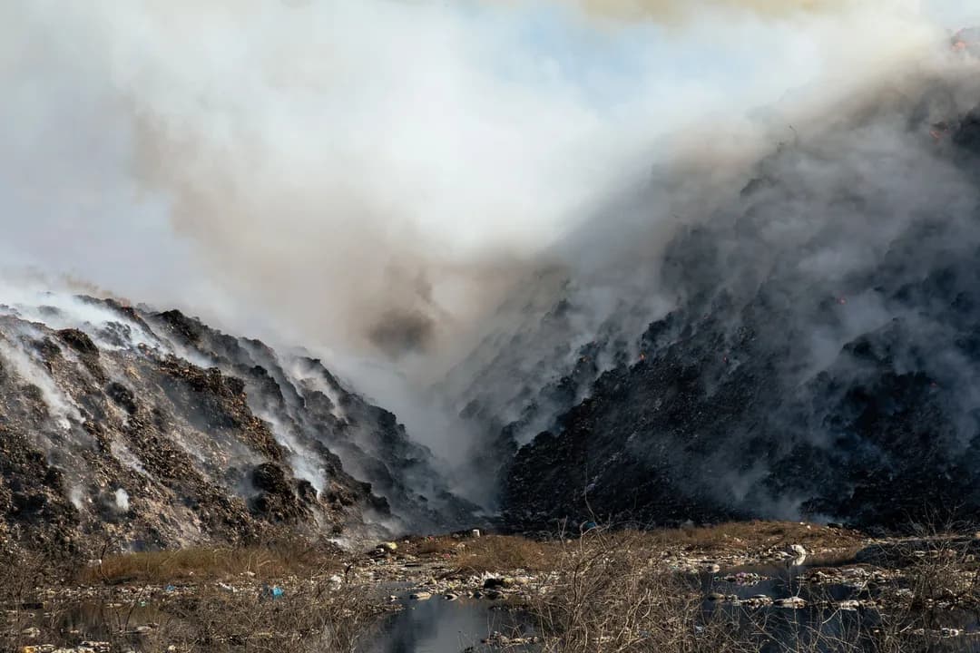 Decisão judicial exige ação urgente contra incêndio em lixão em Goiás