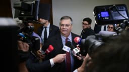 Flávio Dino conversa com jornalistas em novembro de 2023, em foto de arquivo da Agência Senado.