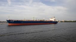Petroleiro navegando em terminal de óleo, usado para transporte de petróleo bruto