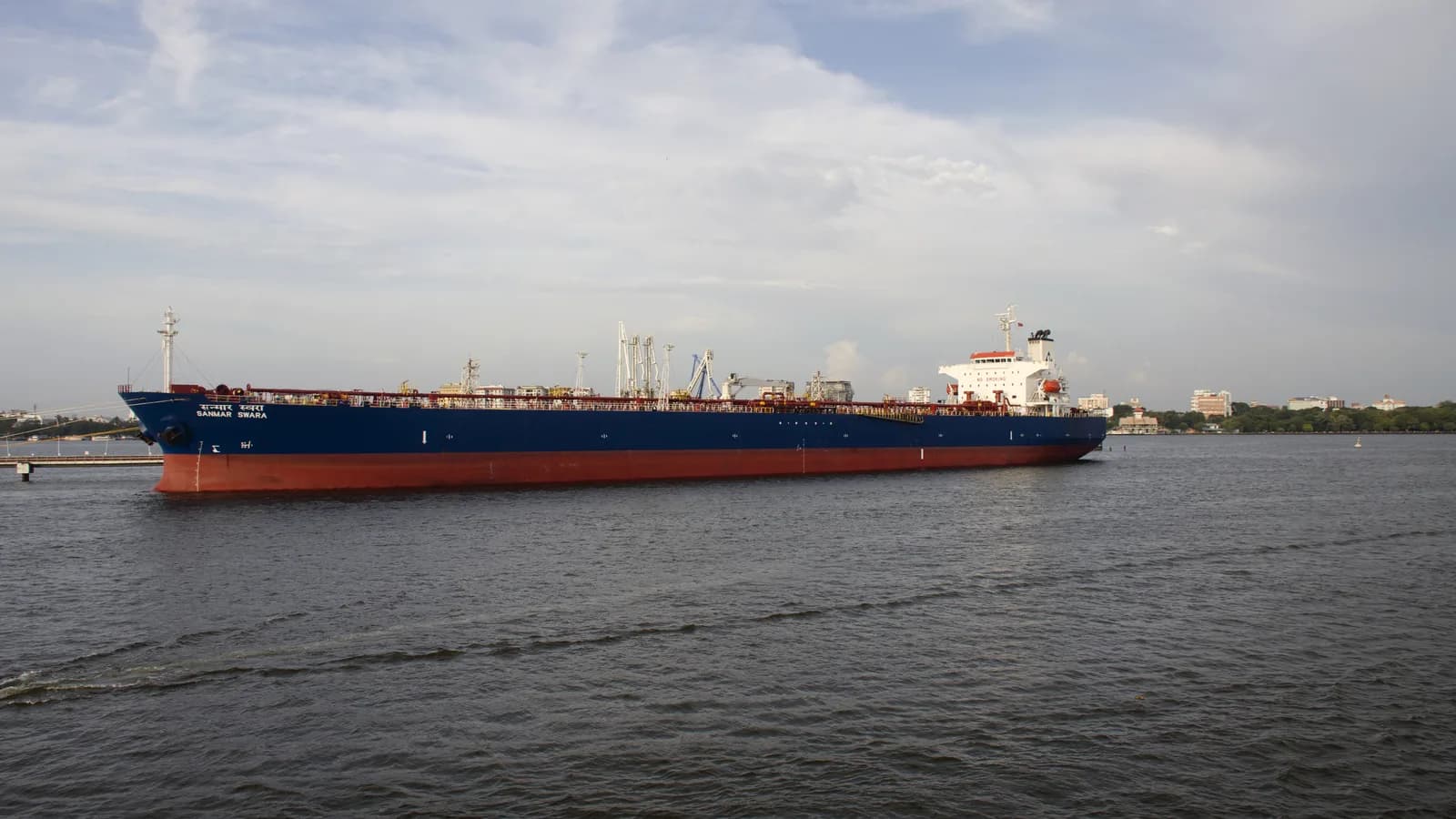 Petroleiro navegando em terminal de óleo, usado para transporte de petróleo bruto