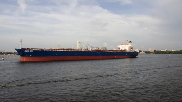 Petroleiro navegando em terminal de óleo, usado para transporte de petróleo bruto
