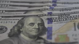 Cédulas de dólar americano empilhadas, símbolo de mercado financeiro