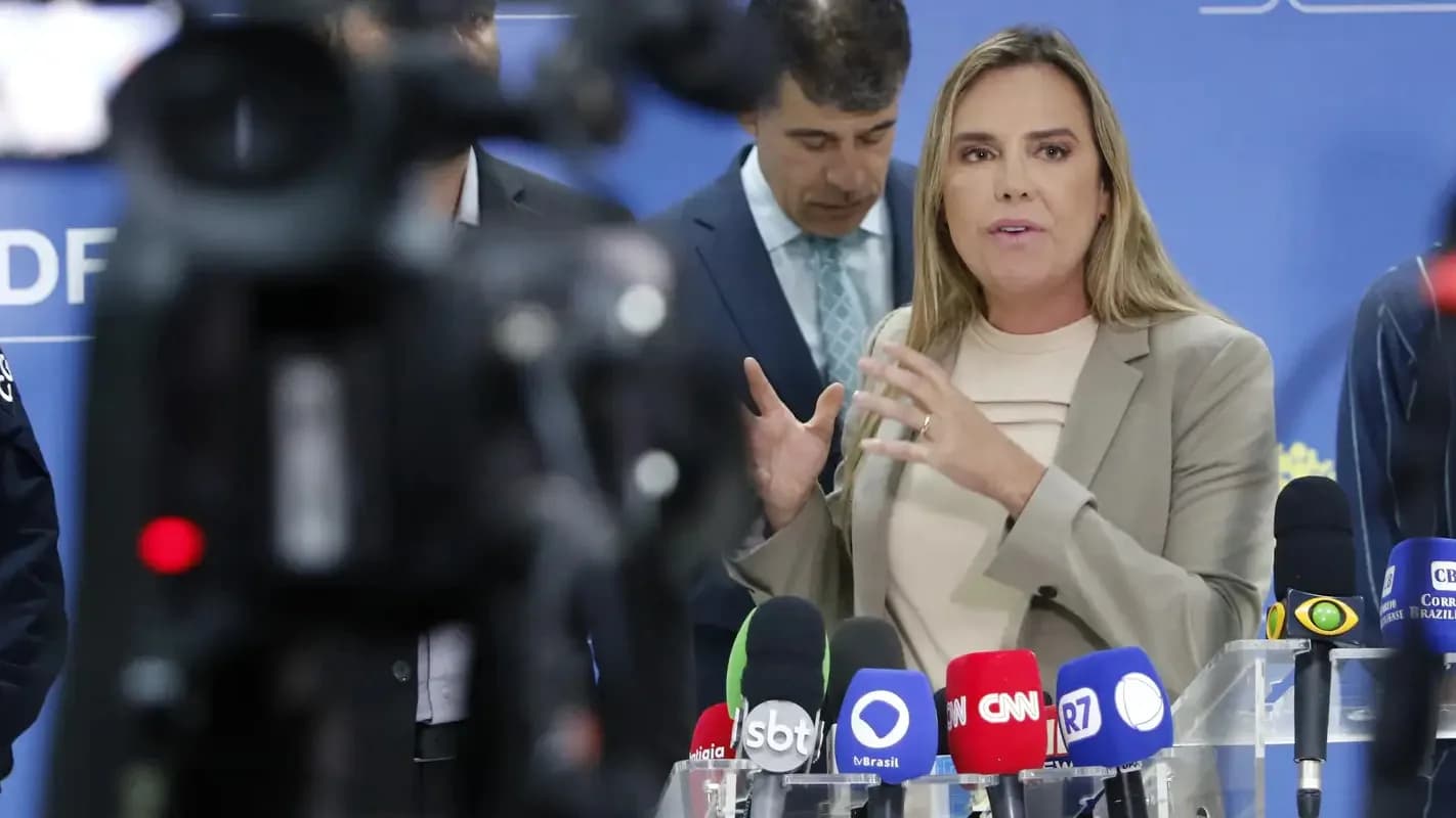 Celina Leão fala a jornalistas em coletiva de imprensa, cercada por microfones de emissoras