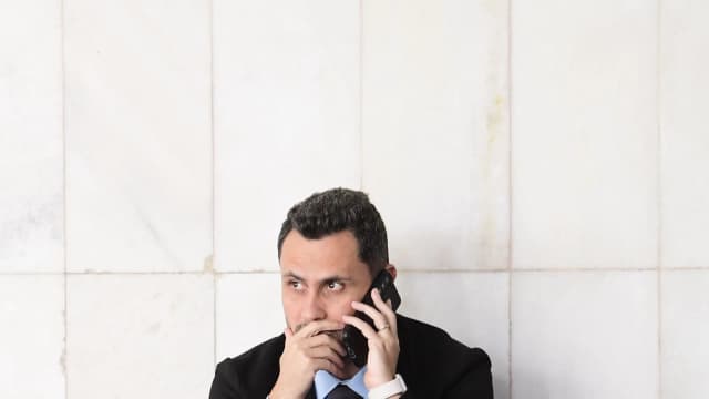 Senador Cleitinho Azevedo (Republicanos-MG), candidato ao governo de Minas Gerais, ao telefone
