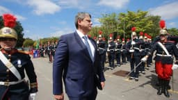Tarcísio de Freitas caminha ao lado de guarda de honra em cerimônia oficial