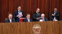 Sessão plenária do Tribunal Superior Eleitoral, com ministros sentados na mesa diretora sob o brasão da República