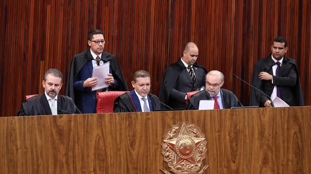 Sessão plenária do Tribunal Superior Eleitoral, com ministros sentados na mesa diretora sob o brasão da República